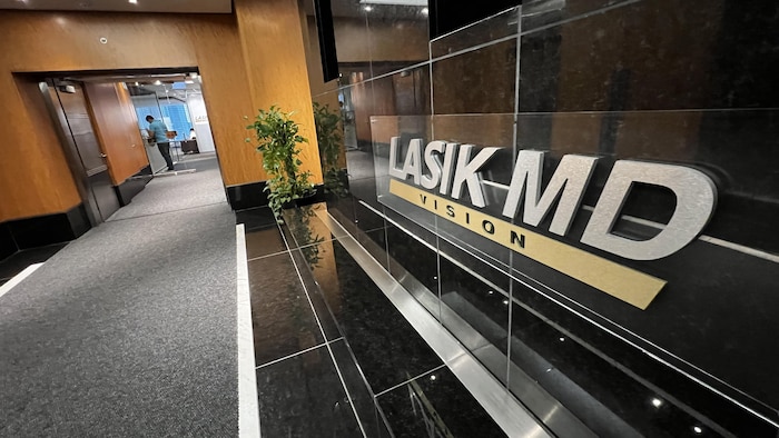 L’entrée des bureaux de Lasik MD à Montréal.
