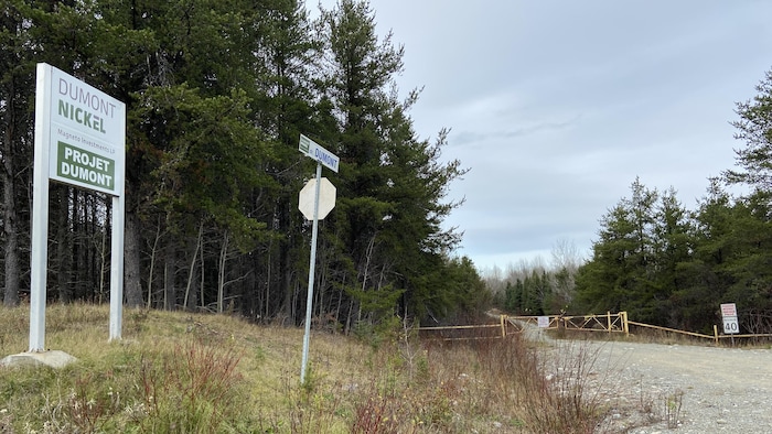 L'entrée du site du projet de mine de nickel Dumont, à Launay.