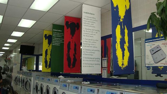 Une exposition organisée par The Laundromat Project à New York.
