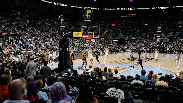 Laura Juškaitė du Tempo de Toronto marque contre le Lynx du Minnesota pendant la première demie d'un match de basketball de la WNBA à Toronto, le jeudi 30 juillet 2026.