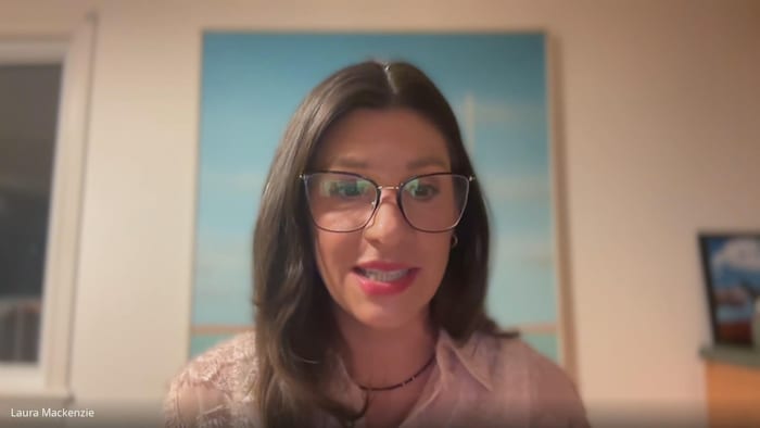 Laura MacKenzie en visioconférence.