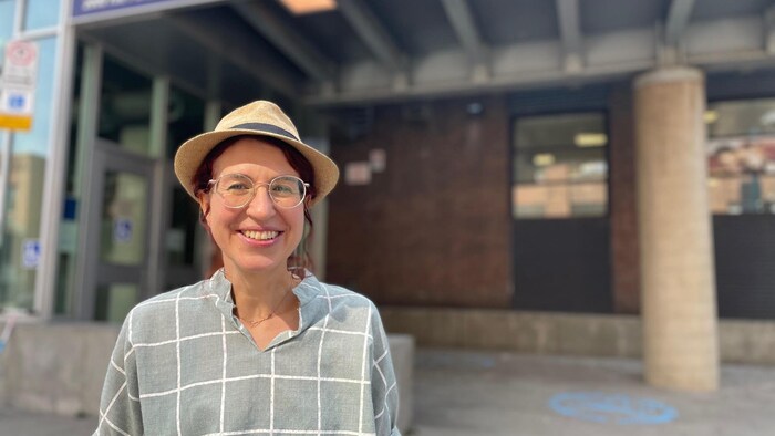 Une femme porte un chapeau.
