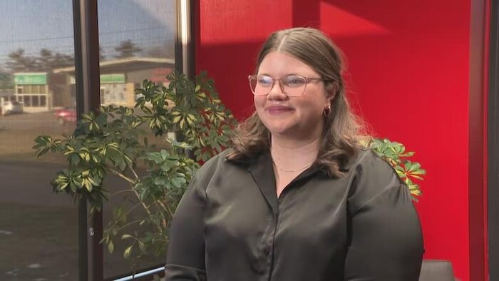 Une femme sourit pour la photo.