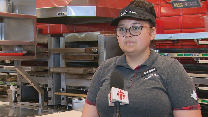 Portrait dans la cuisine d'un Tim Hortons.