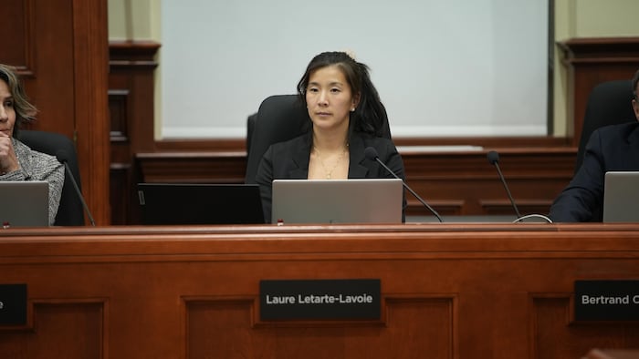 Laure Letarte-Lavoie assise à l'hôtel de ville.