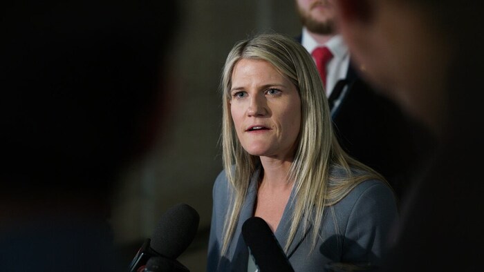 Lauren Stone s'adresse aux journalistes au Palais législatif du Manitoba après le dépôt du budget 2025-2026 par le gouvernement néo-démocrate. 20 mars 2025.