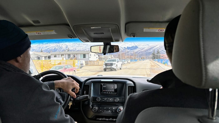 Deux hommes dans une camionnette.