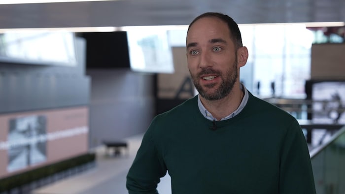 Laurent Charlin donne une entrevue à la caméra.