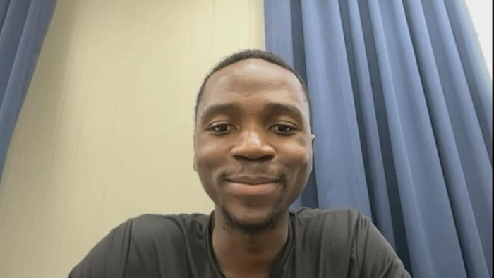 Laurent Materanya, jeune homme congolais, donne une entrevue via son ordinateur.