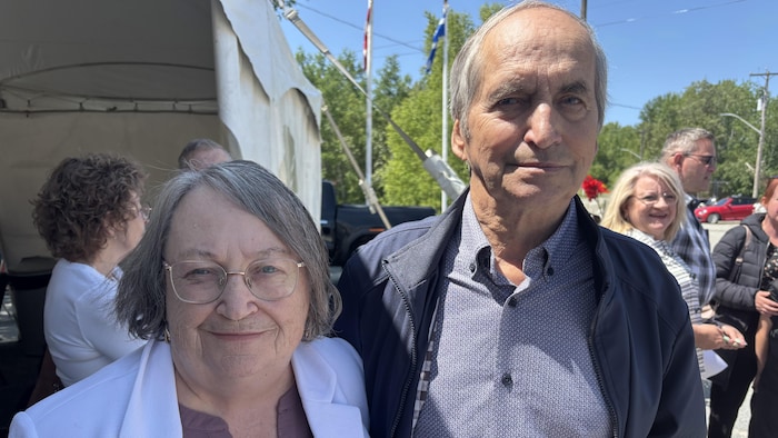 Un homme et une femme se font prendre en photo. 