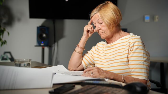 Laurie Blakeman lit des documents. 