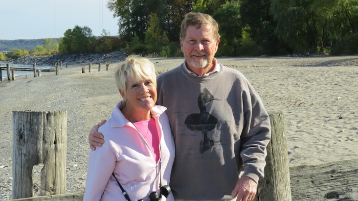 Laurie et Bruce Mackenzie posent sur la plage de Fifty Point, à Hamilton. 