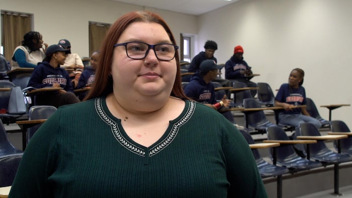 Portrait de Laurie Chabot en entrevue dans une salle de classe.