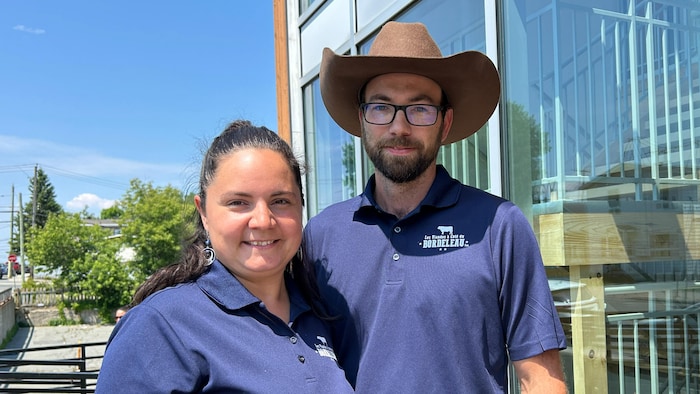 Laurie Côté-Sarrazin et Antoine Bordeleau portent des gilets de leur entreprise Les Viandes à Côté du Bordeleau.