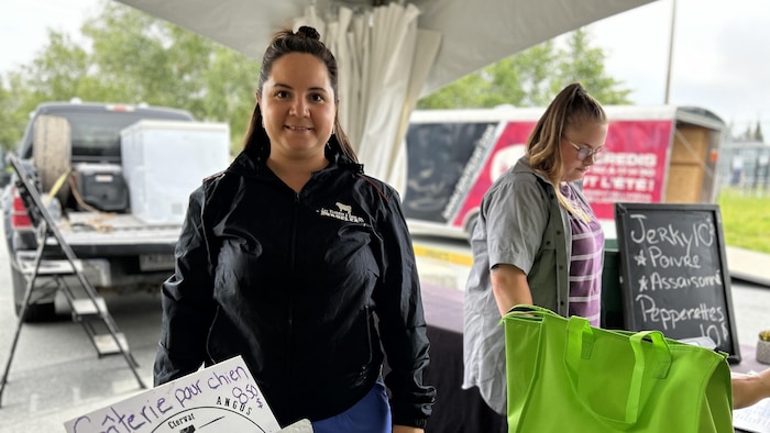 Laurie Côté-Sarrazin au kiosque des Viandes à Côté du Bordeleau au marché public de Rouyn-Noranda.