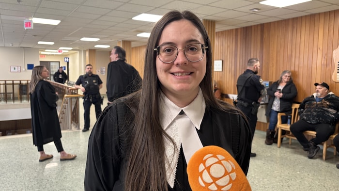 Me Laurie Gagné en entrevue avec un journaliste.