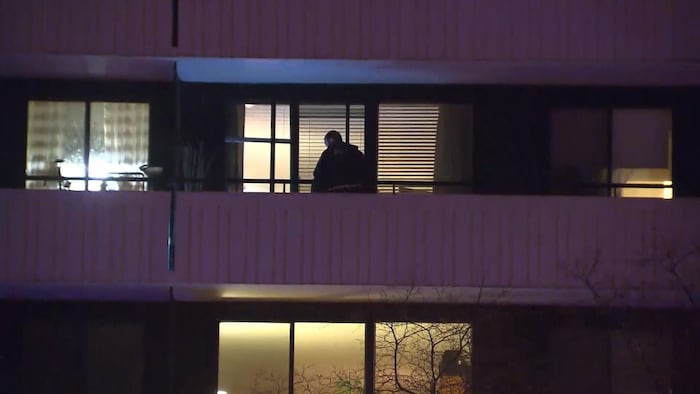 Un policier sur le balcon de l'appartement de la vicitme