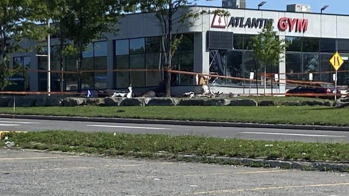 Le coin d'une bâtisse endommagé par une voiture.