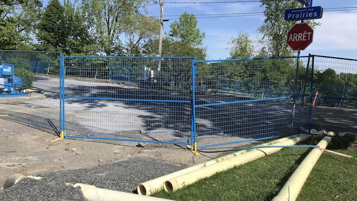 Des travaux sur une rue à Laval.
