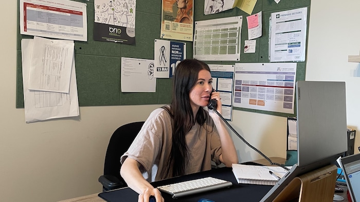 Élissa est intervenante à L'Avant-garde à La Prairie. Elle parle au téléphone et consulte lad ordinateur.