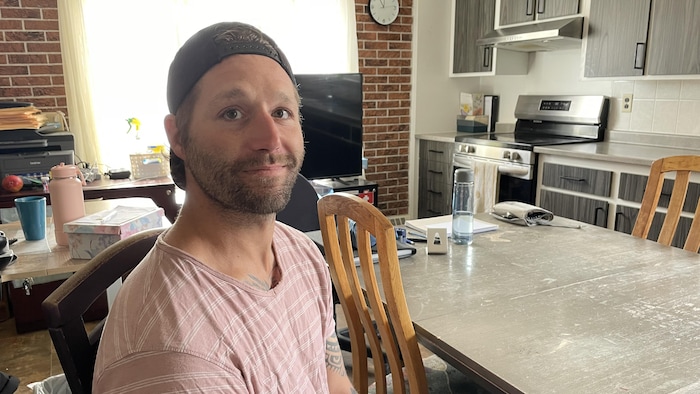 Alexandre a trouvé refuge à L'Avant-toît, le volet hébergement de l'organisme communautaire L'Avant-garde. Il est assis dans la cuisine.