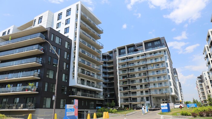 Un immeuble de logements.