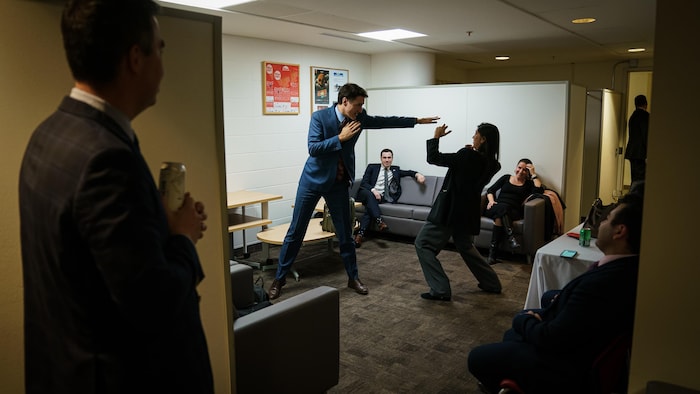 Justin Trudeau apprend un mouvement de boxe à un membre de lad équipe.