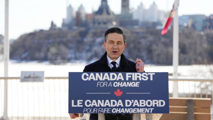Le chef conservateur Pierre Poilievre lors d'une conférence de presse devant le parlement canadien.