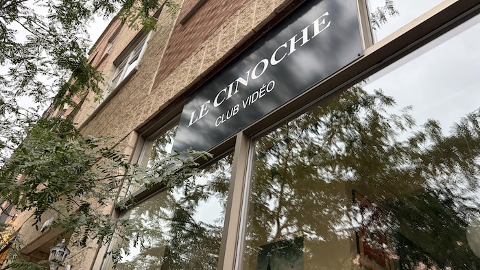 La façade du Cinoche Club Vidéo