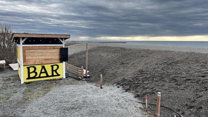 La plage derrière la microbrasserie Le Ketch.