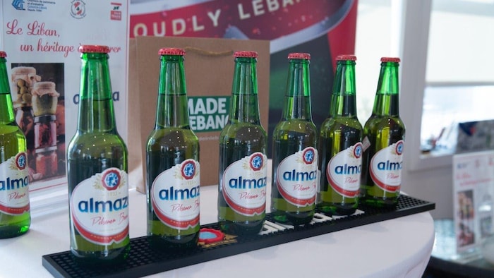 زجاجات من الجعة عليها علامة ’’ألمازا‘‘.