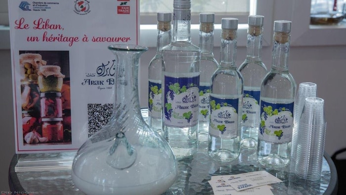 زجاجات من المشروب الوطني اللبناني العرق على طاولة في معرض تذوق المأكل والمشرب اللبناني في مقر القنصلية اللبنانية العامة في مدينة مونتريال.