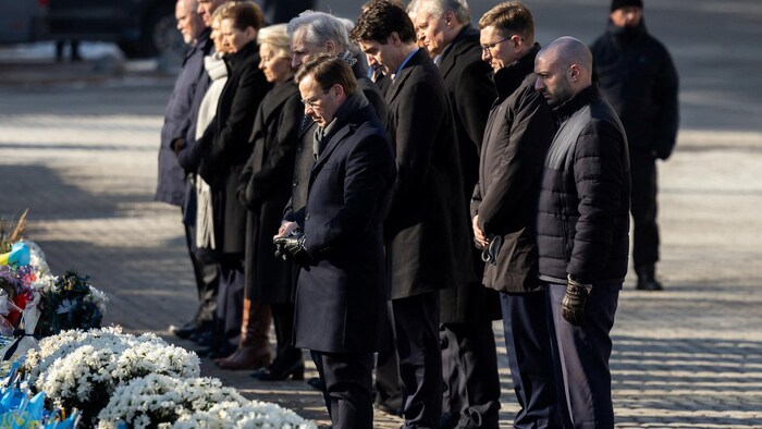 Des personnes se recueillent. 