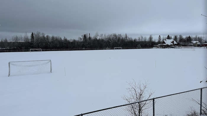 Un terrain de soccer enneigé.