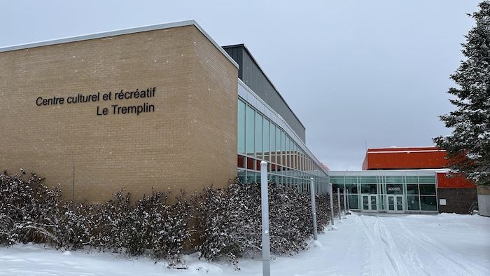 Photo extérieure de la bâtisse et de l'entrée du Centre culturel et récréatif de l'école secondaire Le Tremplin de Malartic.