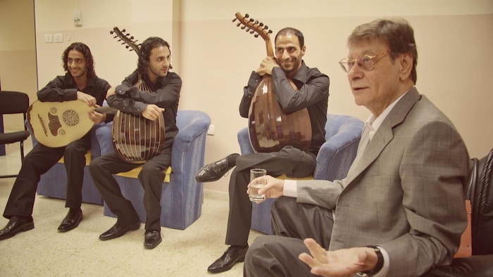 الثلاثي جبران مع الشاعر الراحل محمود درويش.