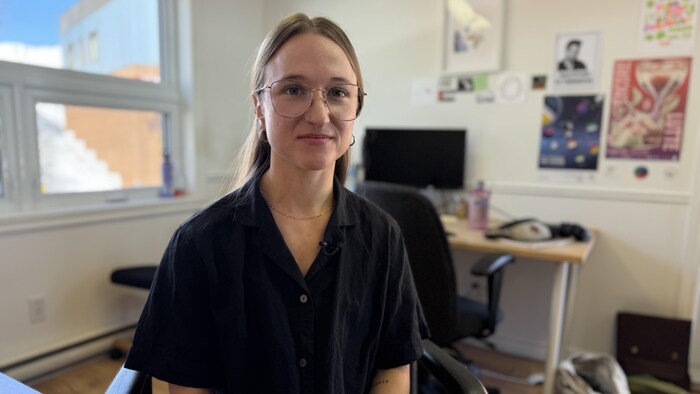 Léa Blouin-Rodrigue dans les bureaux de Gaspé de la Table de concertation féministre, Gaspésie Îles-de-la-Madeleine.