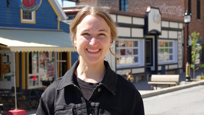  Léa Blouin-Rodrigue est photographiée devant des commerces de la rue de la Reine à Gaspé.