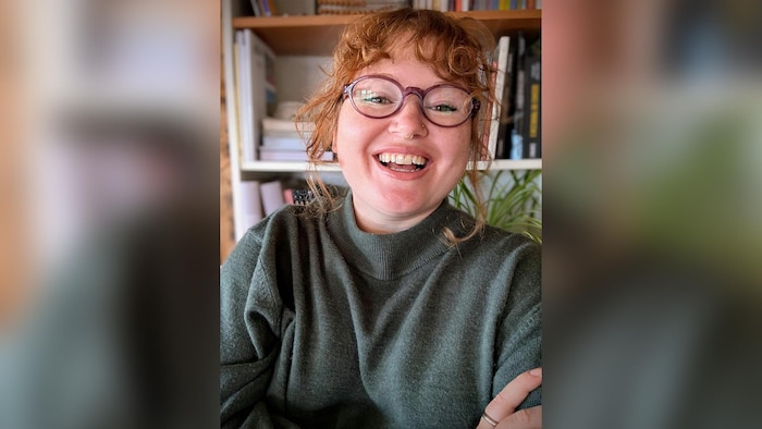 Léa Castonguay sourit en regardant la caméra