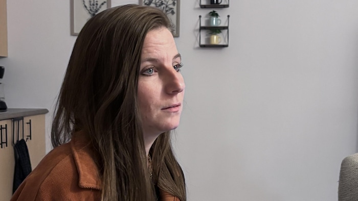Léa Gentes regarde droit devant elle.