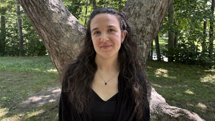 Léa Perlmutter sourit à la caméra.