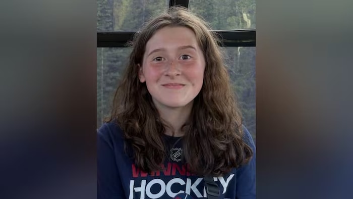 Une jeune personne souriante.