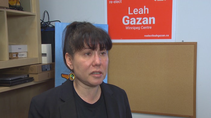Leah Gazan dans lad section électoral.