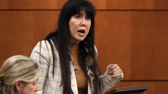 Leah Gazan durant une période de question à la Chambre des communes.