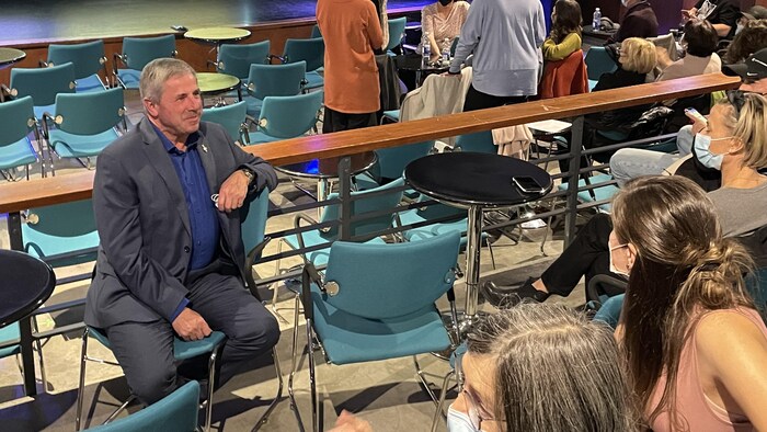 Le candidat à la mairie de Val-d'Or Léandre Gervais lors du rassemblement à la Salle Félix-Leclerc.