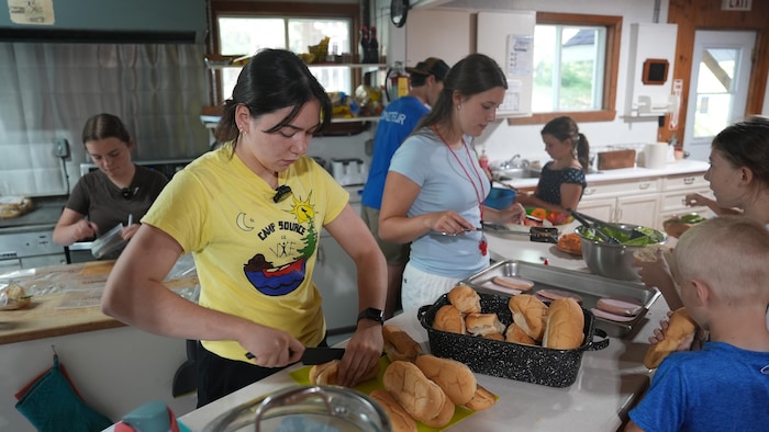 Deux filles au camp.