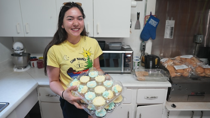 Léanne Alary a préparé des gâteaux pour un campeur qui fêtera son anniversaire au cours de la semaine.