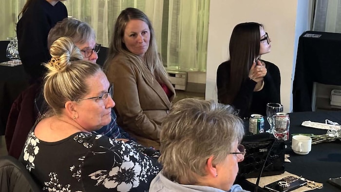 Leanne Loney regarde les résultats avec sa famille.