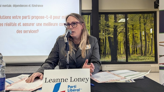 Leanne Loney répond à une question sur la santé mentale, les dépendances et l'itinérance.