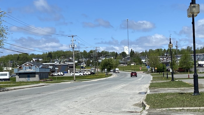 Une voiture roule dans une rue de Lebel-sur-Quévillon